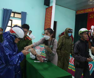 Video ảnh: Sau lần ngưng tặng quà cứu trợ vì thấy nhiều người đeo vàng đến nhận, Thủy Tiên đã quay lại Hải Thượng để trao tiền cho người dân