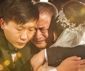 Vừa dựng rạp cưới con gái thì nhận được lời nhắn: 'Cho bác biết bộ mặt thật của con rể', bố vợ ra tay 'chốt hạ' khiến ai nấy đều bất ngờ