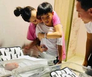 Lộ bức ảnh gia đình 5 người đầu tiên của Hà Hồ tại bệnh viện, thái độ của Subeo với cặp sinh đôi gây chú ý