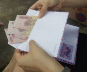 Gửi 500k mừng cưới nhưng đồng nghiệp chỉ bỏ phong bì 200k, cô gái viết mail đòi lại tiền nhưng hành động đính kèm một số người mới thực sự thâm sâu