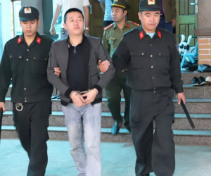 Đến nhà gọi không thấy mở cửa, 'đại ca' rút súng quân dụng bắn vào nhà con nợ