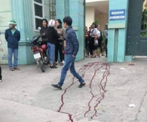 Phụ huynh dùng dao gây thương tích trước cổng trường ở Hạ Long do va quệt xe máy
