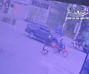 Video: Xe đầu kéo húc thẳng đuôi xe máy, cuốn nam sinh vào gầm và khoảnh khắc kéo lê kinh hoàng