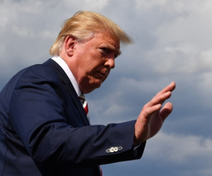 CNN: Các quan chức Nhà Trắng bắt đầu xa rời ông Trump