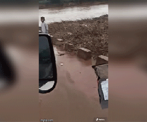 Video: Cậu bé Quảng Trị đi chân đất, lễ phép cảm ơn khi nhận được gói kẹo từ đoàn từ thiện khiến ai cũng ấm lòng