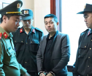 Xả đạn vào nhà con nợ