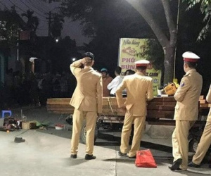 Bé trai 3 tuổi tử vong thương tâm khi đi xe đạp điện với chị