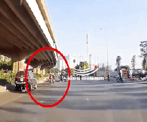 Video: Bức xúc cảnh xe phân khối lớn gây tai nạn khiến tài xế Grab ngã xuống đường rồi tăng ga bỏ chạy