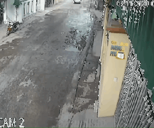 Video: Ôtô lao như tên bắn, suýt 'đoạt mạng' người phụ nữ đi xe đạp