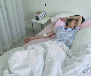 Công Vinh xót xa nhìn Thuỷ Tiên ốm phải truyền nước