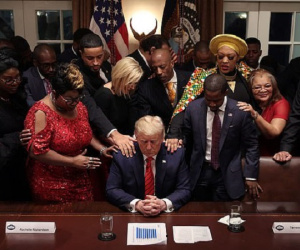 Sự thật bức ảnh Tổng thống Trump thất vọng tràn trề đứng không vững, cần nhiều người đỡ khi ông Joe Biden chiến thắng trong cuộc đua vào Nhà Trắng