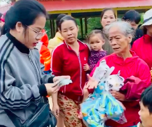 Người vợ giấu chồng ủng hộ 1,5 tỷ giúp đỡ bà con miền Trung: 'Mình phá sổ tiết kiệm đi mua đồ đạc trong 1 ngày, chuẩn bị rồi đi luôn'