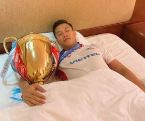 'Nhái' theo Lewandowski, Quế Ngọc Hải bê cúp vô địch lên giường ngủ