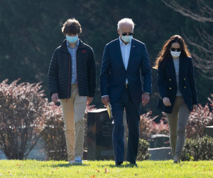 Video ảnh: Ông Biden thăm mộ con trai ngay sau đắc cử