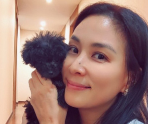 Xuất hiện nếp nhăn nơi khóe mắt nhưng bà xã Jang Dong Gun vẫn nhận 'mưa lời khen' khi sở hữu điều này ở tuổi 48