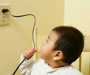 Bé trai 2 tuổi nghi bị điện giật tử vong cạnh kệ võng