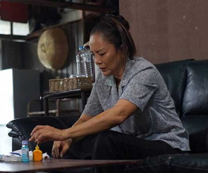 Nửa đêm nghe tiếng khóc phát ra từ tủ quần áo, tôi rón rén mở cửa rồi chết lặng khi thấy mẹ chồng co rúm bên trong, mắt ướt đẫm