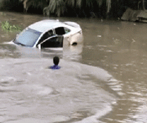 Ô tô mất lái lao thẳng xuống sông, tài xế chật vật tìm cách thoát
