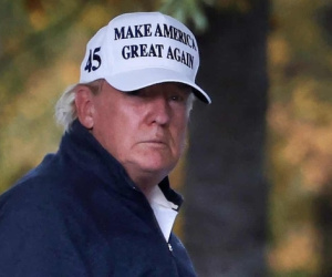 Hình ảnh vẫn còn tươi cười vui vẻ ở sân golf của ông Trump trước khi vội vàng quay về Nhà Trắng vì hay tin mình đã tái tranh cử thất bại