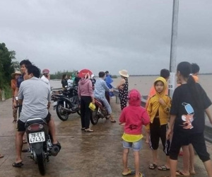 Đi xem nước lũ, 1 người bị cuốn mất tích