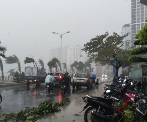 Bão đổ bộ vào Khánh Hòa, TP. Nha Trang mưa to, gió lớn, nhiều nơi mất điện