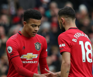 Bruno Fernandes tức giận Greenwood vật vờ trên sân tập MU