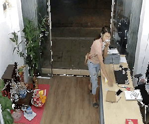 Cô gái lấy mũ che mặt rồi trộm iPhone 'nhanh như chớp'