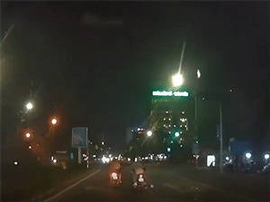 Video: Hai cô gái bị giật túi xách, ngã văng xuống đường