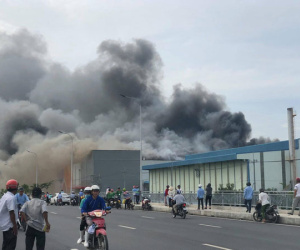 TP.HCM: Cháy lớn trong KCN Hiệp Phước, khói bốc ngùn ngụt