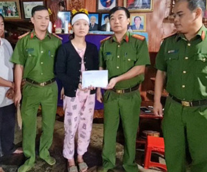 Trao trả 100 triệu đồng bị chiếm đoạt cho vợ nạn nhân thủy điện Rào Trăng 3