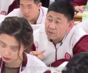 Người đàn ông trung niên ung dung ngồi trong lớp, ai cũng tưởng phụ huynh cho đến khi biết danh tính thì quá sốc