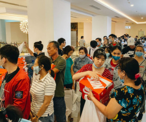 Người Sài Gòn ùn ùn đi "hốt" đồ hiệu đổ đống bán giá bèo, mua 2 tặng 1
