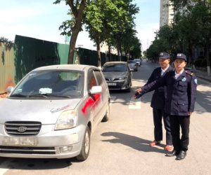 Đội trưởng bảo vệ cùng ‘đồng nghiệp’ xịt sơn làm bẩn xe ô tô vì khách không gửi xe trong chung cư