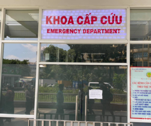 TP.HCM: Bé trai 13 tuổi rơi từ tầng 3 trường học xuống đất nguy kịch, nghi tự tử vì buồn chuyện gia đình
