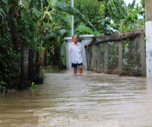 Bão tan nhưng dân phố biển Nha Trang vẫn bì bõm nơi nước ngập