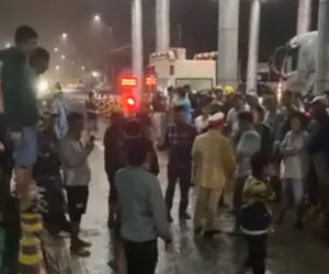 Tài xế vây trạm thu phí BOT giữa mưa bão, Quốc lộ 26 tê liệt