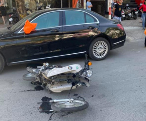 Va chạm với Mercedes tiền tỷ, nam sinh cấp 3 ngã ra đường, xe máy gãy lìa bánh