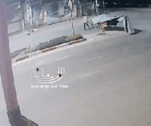 Video: Phát hiện thanh niên lao xe máy kinh hoàng, người phụ nữ 'bỏ của chạy lấy người' và cái kết bất ngờ