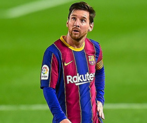 Messi chưa chịu giảm lương, Barcelona sẽ phá sản