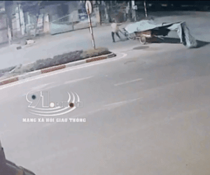 Người phụ nữ 'bỏ của chạy lấy người' tránh thanh niên đi xe máy với tốc độ kinh hoàng gây xôn xao dư luận