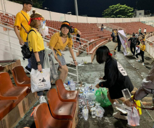 FC Jack ở lại dọn rác sau trận cầu 'toàn sao' vì miền Trung, dân mạng tấm tắc khen còn fan thì nở mặt nở mày!