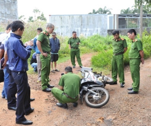 Cướp đâm tài xế xe ôm 10 nhát dao, cướp xe máy
