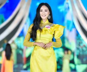 Top 35 Hoa hậu Việt Nam 2020 thướt tha trình diễn áo dài