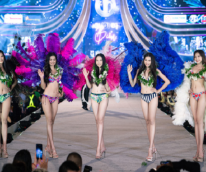 Clip: 'Bỏng mắt' ngắm top 35 HHVN 2020 trình diễn bikini như Victoria’s Secret, Tiểu Vy cùng loạt thí sinh khoe ngực 'khủng'
