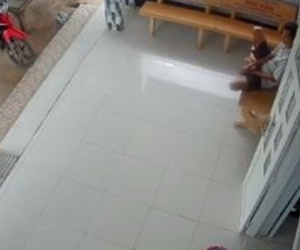 Nghe tin con gái đi học xa sắp về, mẹ liền gửi đoạn video ghi hành động lạ của bố khiến cô khóc nức nở