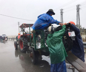 Di chuyển qua đoạn đường ngập lũ, xe công nông bị lật khiến nữ sinh viên tử vong