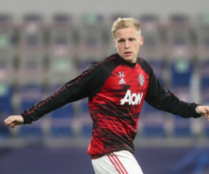 Van de Vaart chế nhạo MU, bức xúc thay Van de Beek