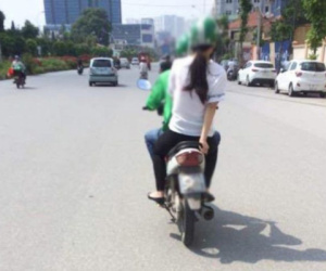 Đứng chờ xe ôm thối tiền 30 phút, nữ sinh khiến các đàn anh đàn chị cảm thán 'đúng là chiếc chiếu mới'