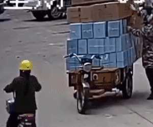 Video: Cú quăng dây oan trái khiến người phụ nữ ngã ê mông, dân mạng bức xúc vì mối nguy chết người