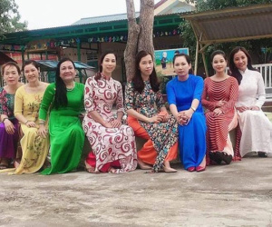 Nụ cười hạnh phúc của những người phụ nữ miền Trung khi được nhận hàng nghìn chiếc áo dài 0 đồng